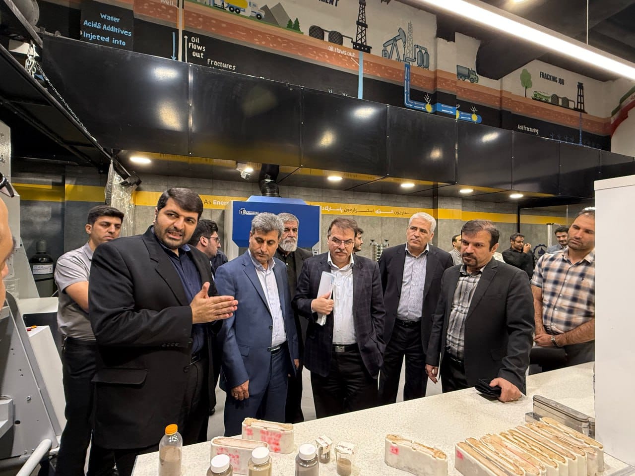 بازدید از آزمایشگاه لایه شکافی هیدرولیکی  